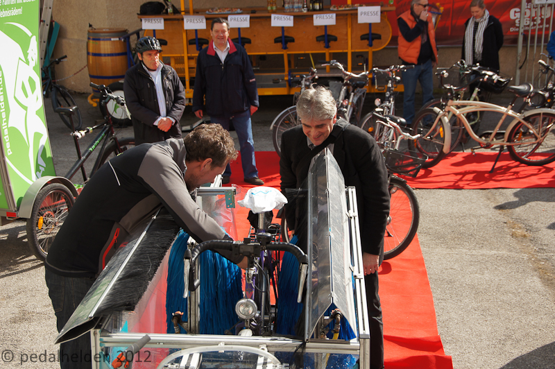 „Wasser-Taufe“ der 1. City-Fahrrad-Waschanlage, powered by pedalhelden